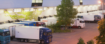 Lastwagen am Abend vor dem Migros Verteilzentrum Suhr Camions stationnés le soir devant le Migros Verteilzentrum Suhr